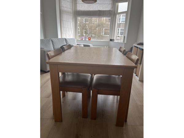 Houten vintage tafel met 4 stoelen en uitschuifstuk