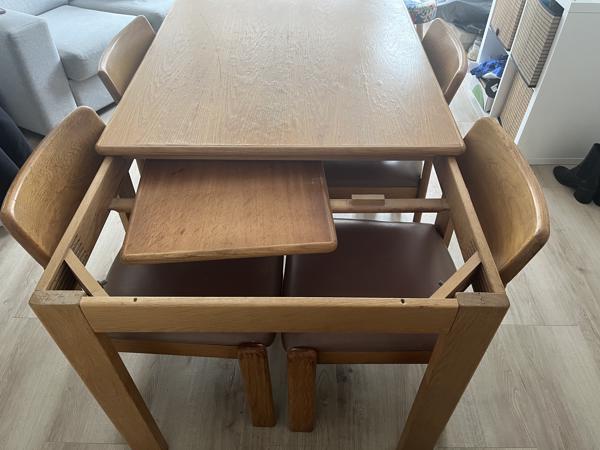 Houten vintage tafel met 4 stoelen en uitschuifstuk