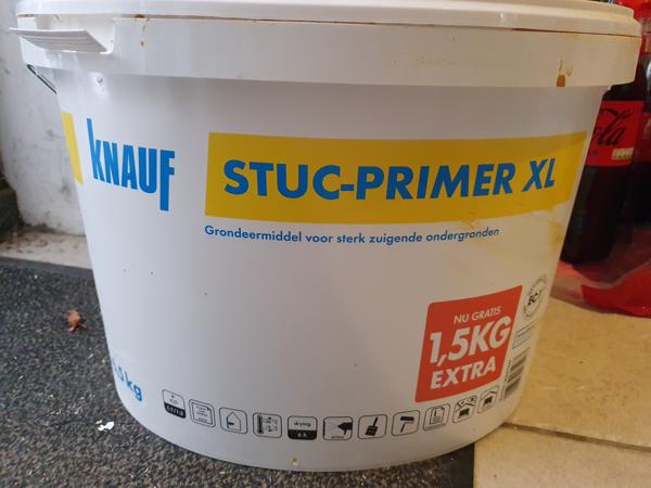 Spuitgips , poederlijm en stuc primer