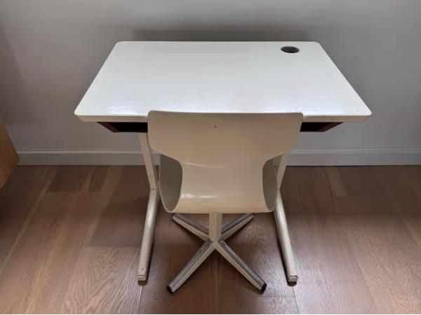 Vintage kinderbureau met bijpassende stoel | retro bureau