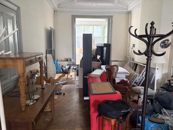 Diverse meubels, waaronder enkele kasten
