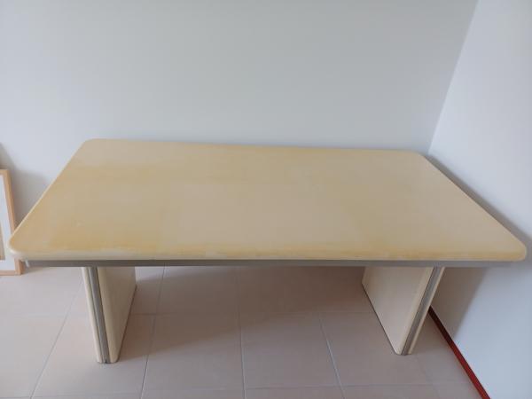 Een stevige mdf tafel. De poten kunnen worden afgeschroefd.
