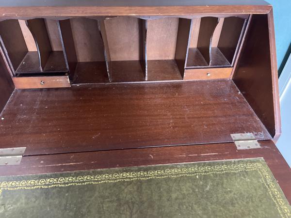 Antiek bureautje. Bureaublad kan worden gesteund.