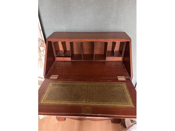 Antiek bureautje. Bureaublad kan worden gesteund.