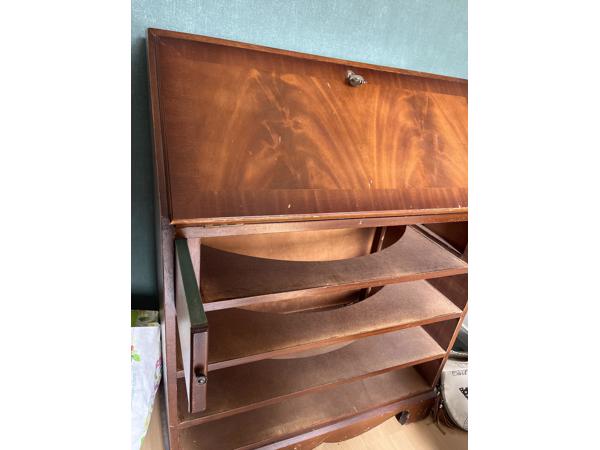 Antiek bureautje. Bureaublad kan worden gesteund.