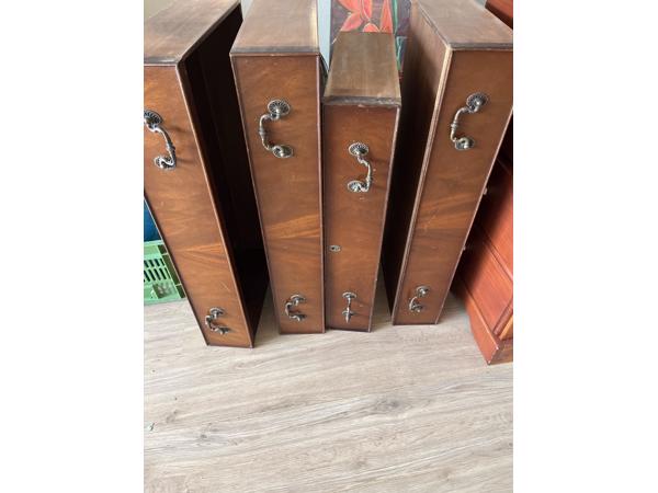 Antiek bureautje. Bureaublad kan worden gesteund.