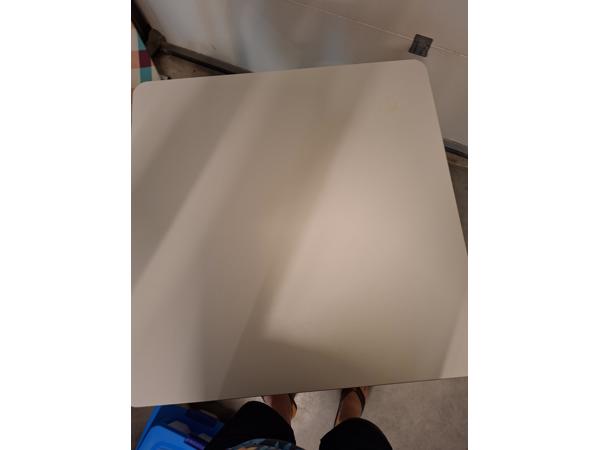 Tafel met wit formicablad en beuken poten