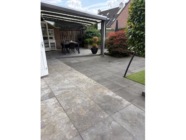 85 terrastegels en 125 betontegels