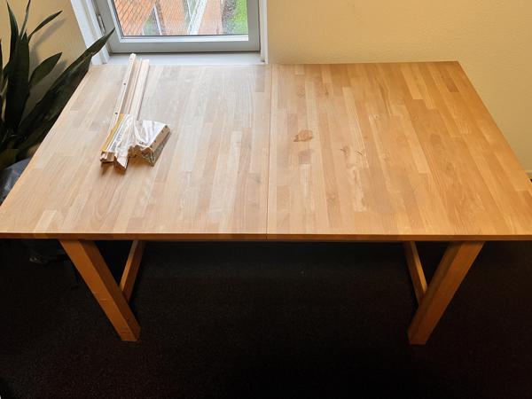 Uitschijfbare tafel Ikea. 150cm lang, 90breed, 75 hoog