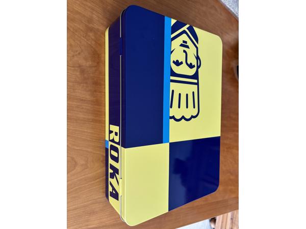 Blik Roka groot blik rechthoekig blauw geel bakker