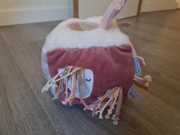 Autostoeltje met voetenzak en speeltjes