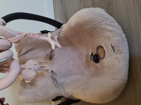 Autostoeltje met voetenzak en speeltjes