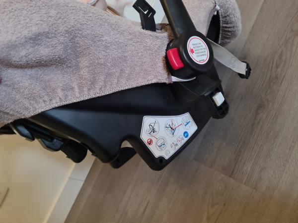 Autostoeltje met voetenzak en speeltjes