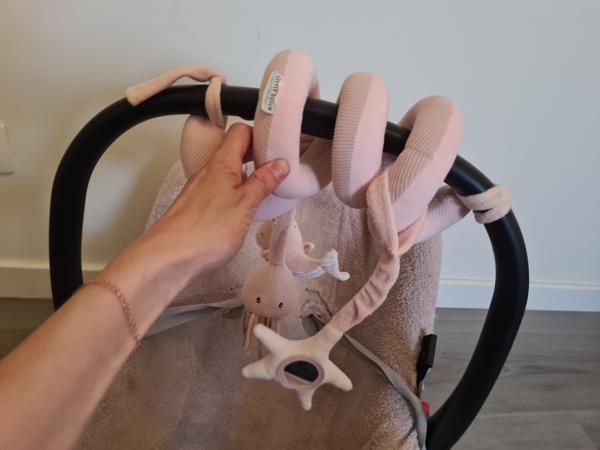 Autostoeltje met voetenzak en speeltjes