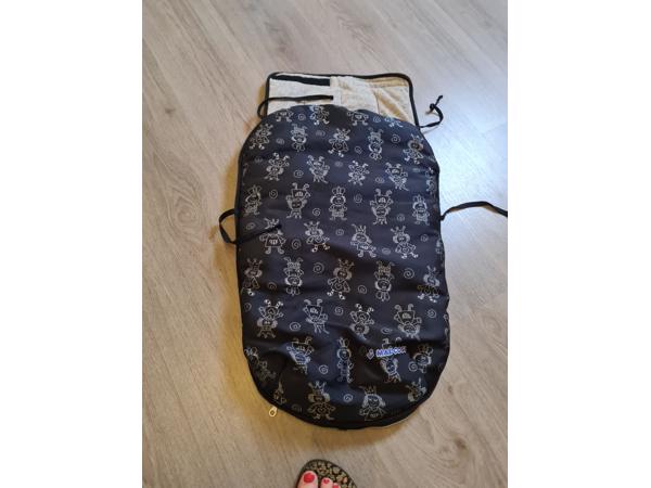 Autostoeltje met voetenzak en speeltjes