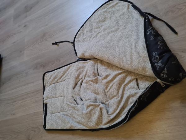 Autostoeltje met voetenzak en speeltjes