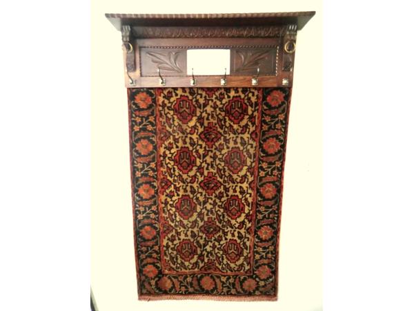 antieke wandkapstok met spiegel en origineel muurkleed