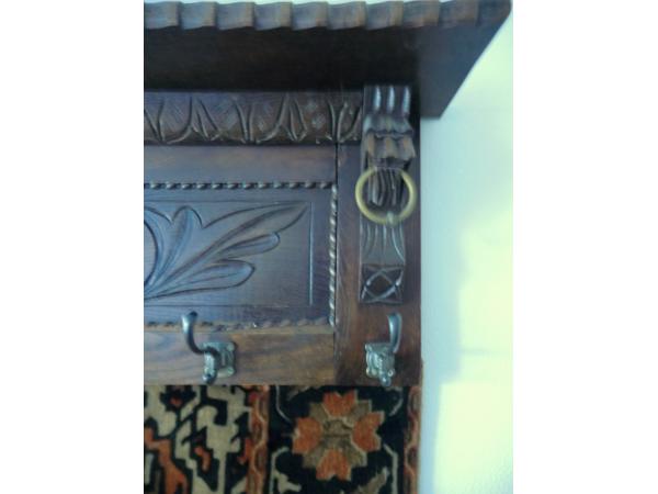 antieke wandkapstok met spiegel en origineel muurkleed