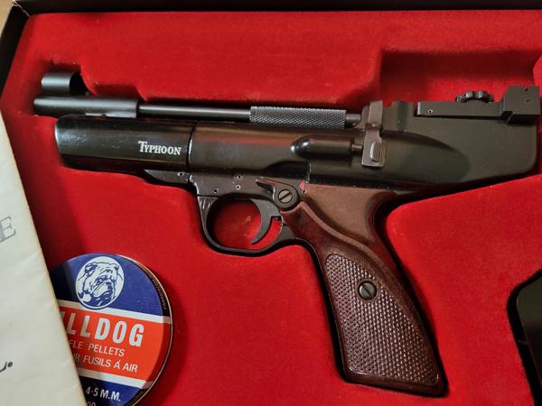 Webley Typhoon 5.5 MM in verzamel box zeer compleet