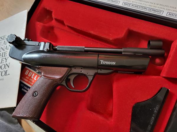 Webley Typhoon 5.5 MM in verzamel box zeer compleet