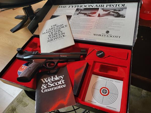 Webley Typhoon 5.5 MM in verzamel box zeer compleet