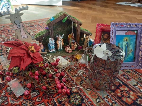 Kerstspullen (stal, lichtjes, beelden)