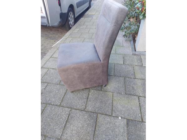 4 eetkamerstoelen grijs in nieuwstaat op wieltjes