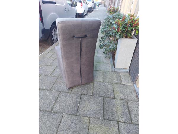 4 eetkamerstoelen grijs in nieuwstaat op wieltjes