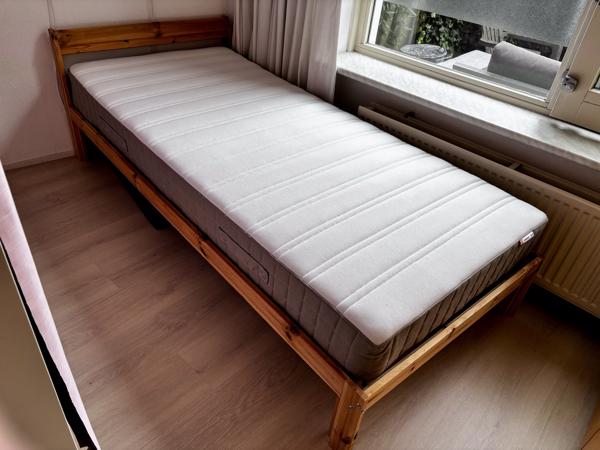 Weinig gebruikt bed 90x200