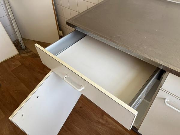 GRATIS Compacte witte keuken met RVS blad en spoelbak