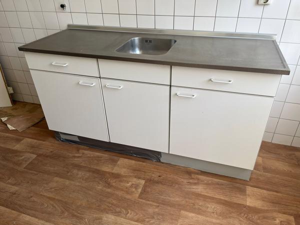 GRATIS Compacte witte keuken met RVS blad en spoelbak
