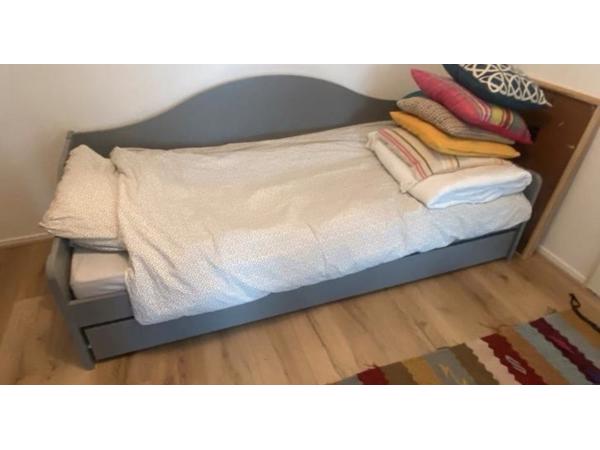 Grijze bedbank met opberglade, gedemonteerd