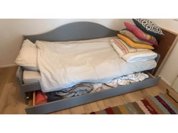 Grijze bedbank met opberglade, gedemonteerd