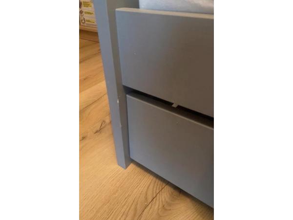 Grijze bedbank met opberglade, gedemonteerd