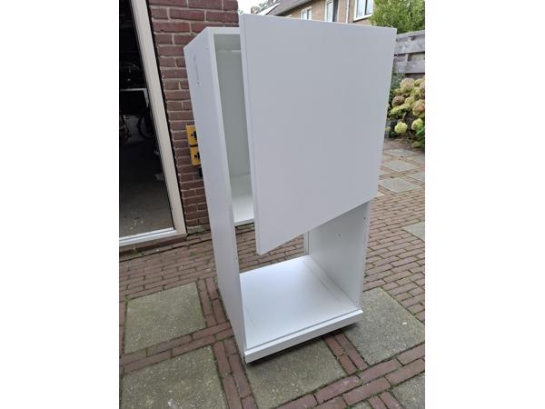 witte kast met 1 deur en 1 open vak.