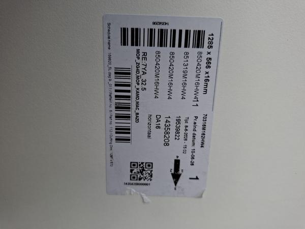 witte kast met 1 deur en 1 open vak.