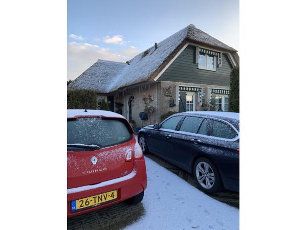 Een set velgen met winterbanden voor een BMW 320i