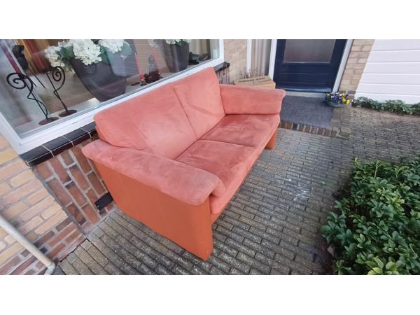 Oranje 2-zitsbank (zit ruim, en toch compact)