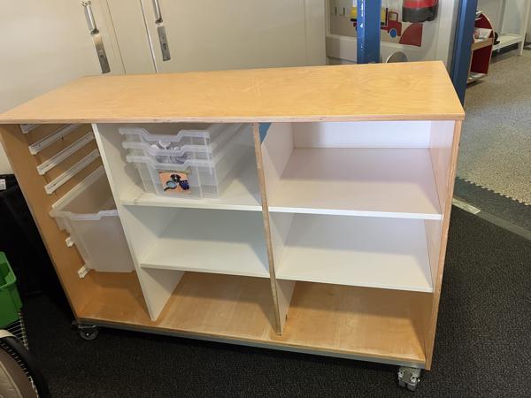 Kast op wieltjes gratis af te halen