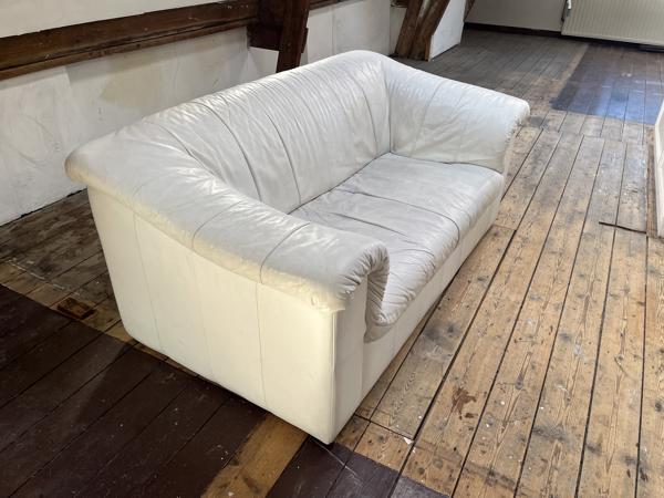Witte leren bank