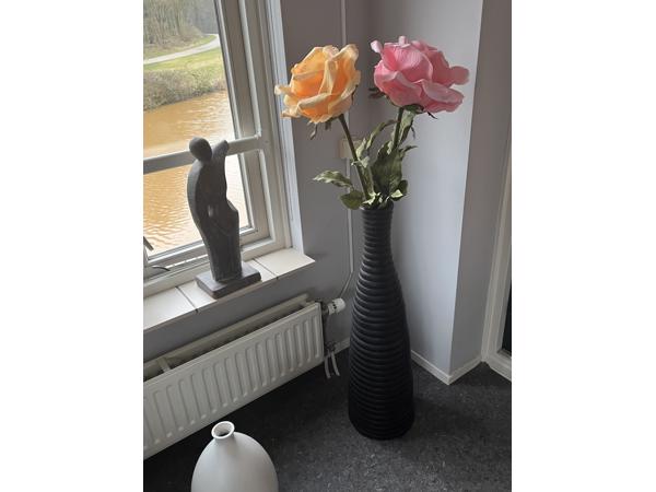 Mooie vaas met grote kunstrozen