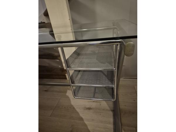 Bureau met glazen blad