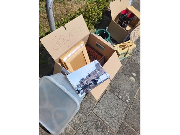 Gratis nu op straat: lijsten, decoratie, regenlaarzen