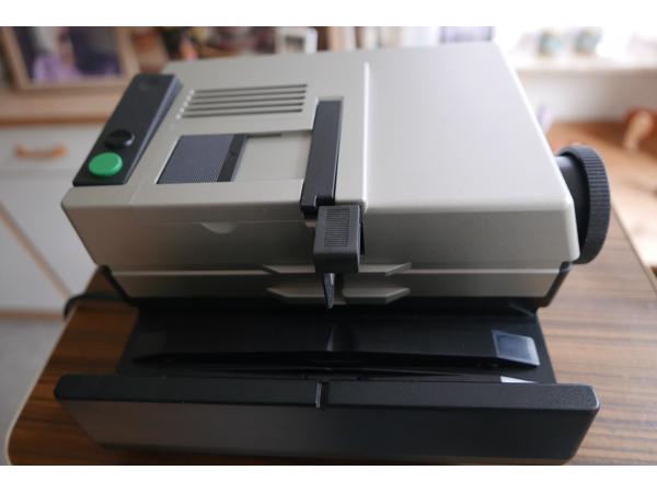 Diaprojector, tafel en projectiescherm