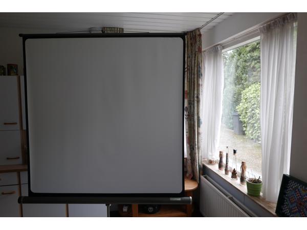 Diaprojector, tafel en projectiescherm