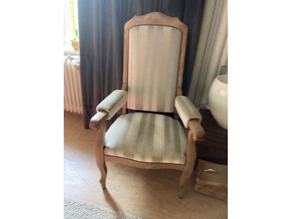 Stoelen antiek een opa stoel en een antieke eiken stoel