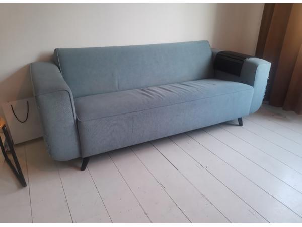 Heerlijke licht blauwe stoffen bank!