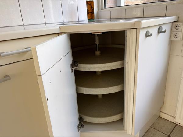 Witte basic keuken met o.a. vaatwasser, kookplaat en oven