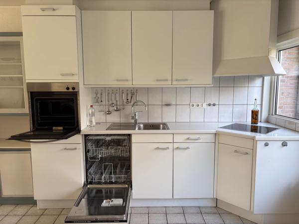 Witte basic keuken met o.a. vaatwasser, kookplaat en oven