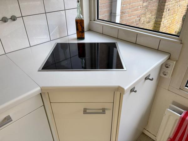 Witte basic keuken met o.a. vaatwasser, kookplaat en oven
